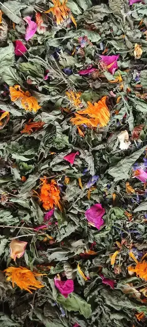 Teemischung aus Melisse, Kalendula, Johanniskraut, Lavendel und Rosenblüten.